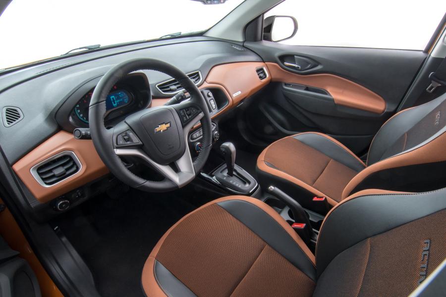 Интерьер Chevrolet Onix Activ 2016 года  (фото 23 из 44)